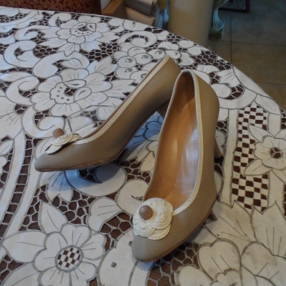 Chanel Beige Canvas Pumps W/ Ivory Trim & Floral Detail (+COA) Size 38B - Picture 1 of 16